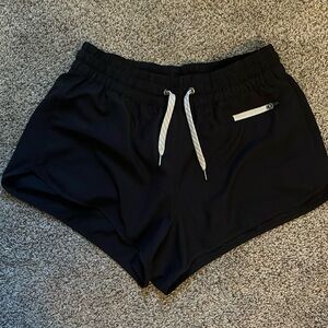 NWOT Vuori Clementine Black Shorts Size small 2.5” inseam